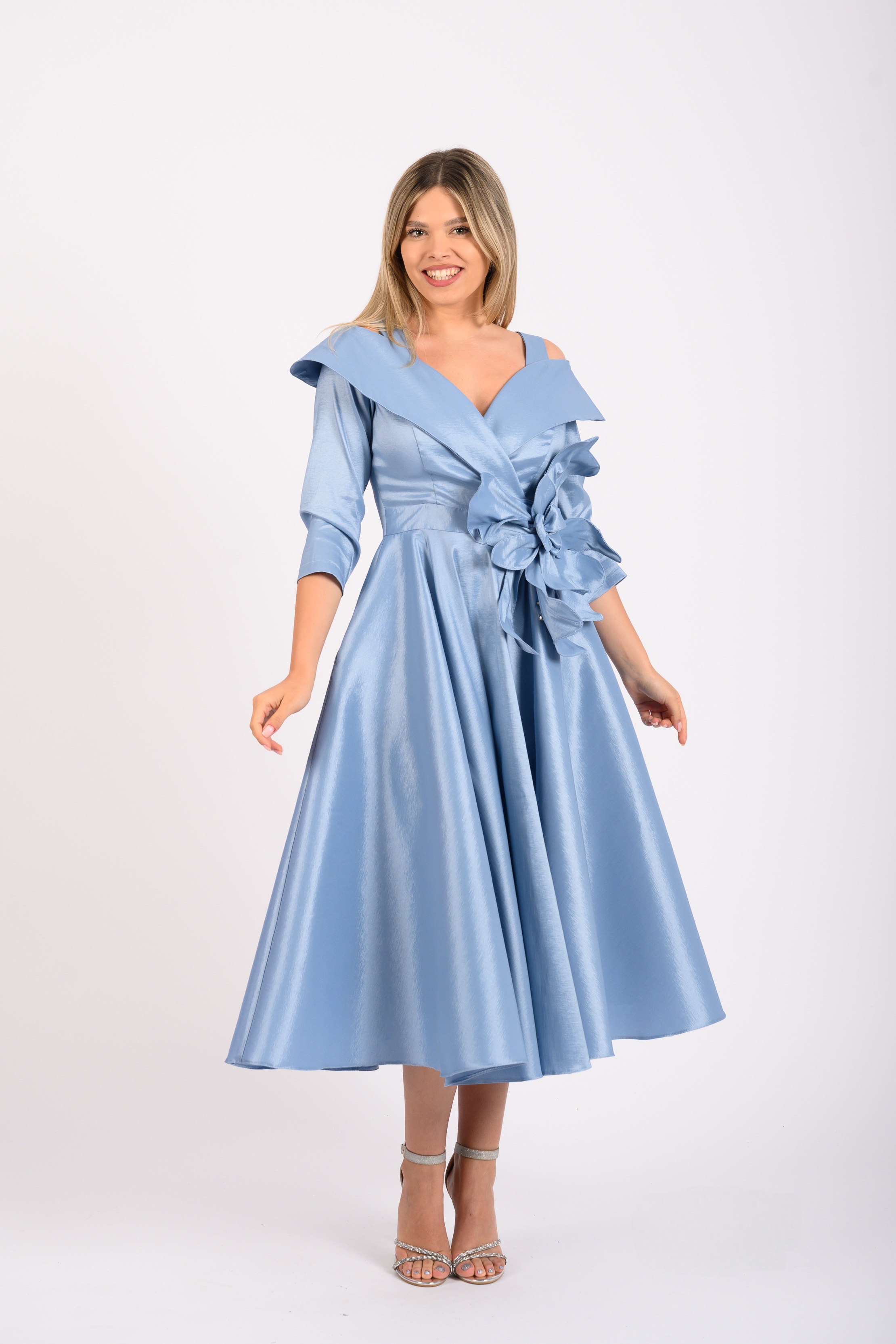 Rochie de Ocazie Alizée – Albastru Satinat cu Detaliu Floral 3D